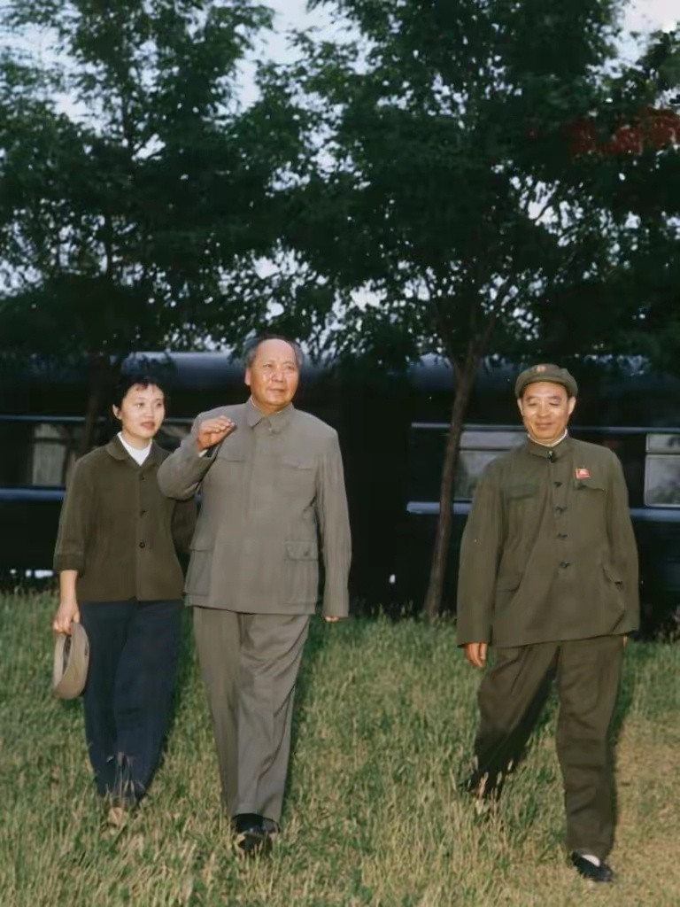 1969年，主席视察天津时，与最信任的两名工作人员——汪东兴、张玉凤合影留念。