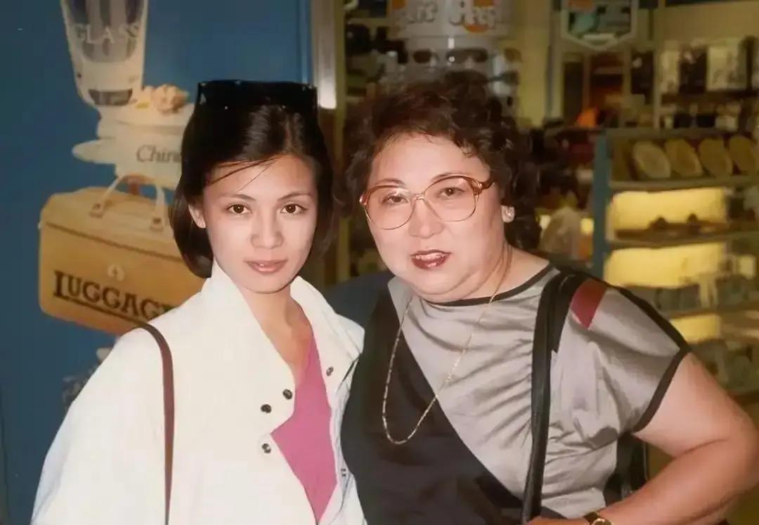 1983年，她官宣恋情第3天，全港狗仔堵机场那年《射雕》刚播完，翁美玲把汤