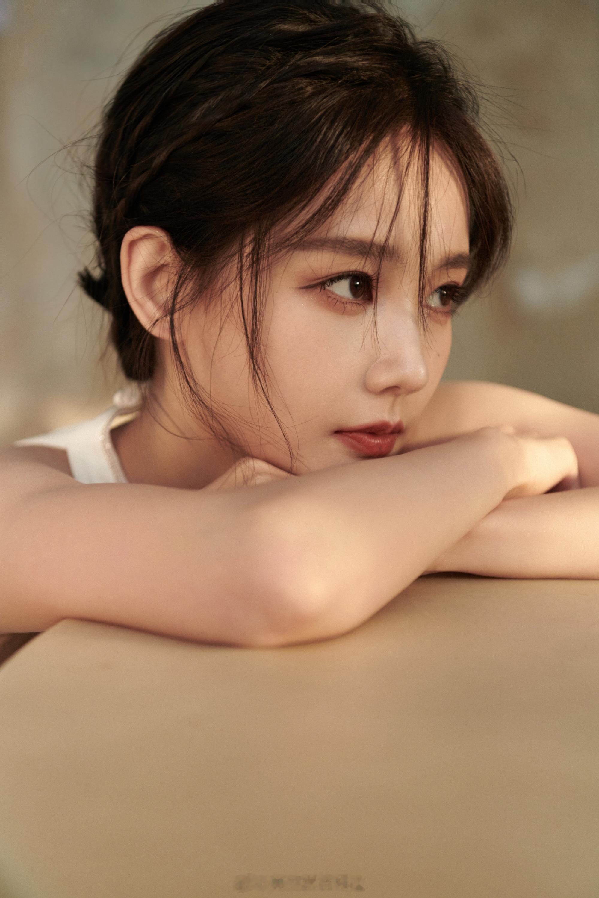 李一桐一袭瓷白露背裙