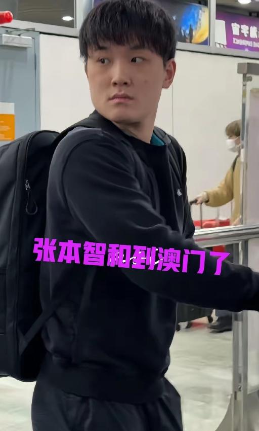 张本智和到澳门后，暴露一个不争的事实，那就是他没有赞助商，因为他又穿了那件旧T