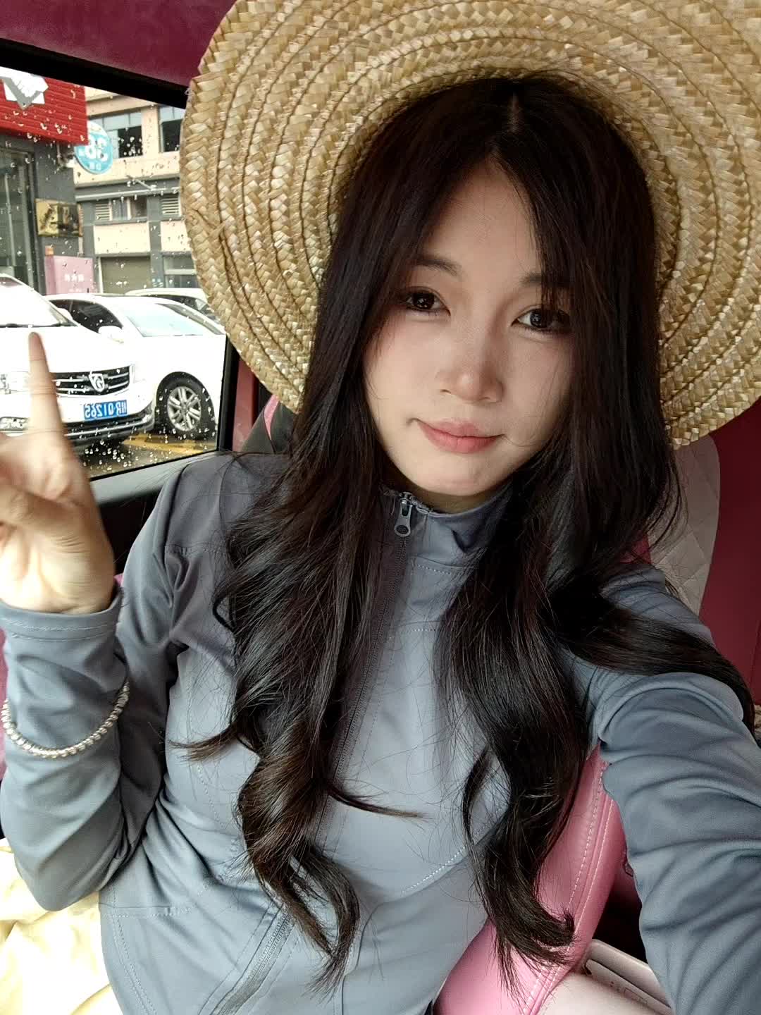 女孩子钓鱼，打扮为什么会被说鱼媛？女性天生爱美，穿的少晒黑了是女孩子的...