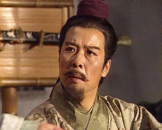 今日话题：刘备起初只是卖草鞋的，为何这么多人愿意跟着他？？？网友甲：刘备青年