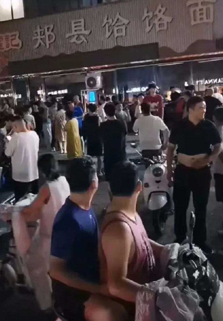饸络面最新消息，一大群人围在了霍记郏县饸络面门口，不是去吃饭，也不是去教育老板，