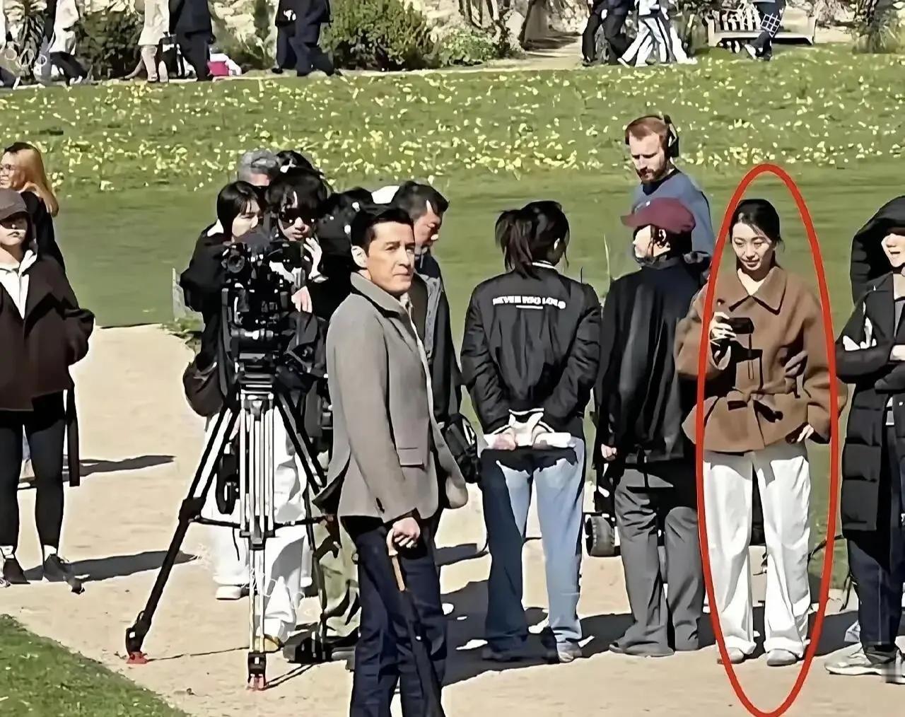 胡歌现身国外拍广告，妻子全程陪伴
