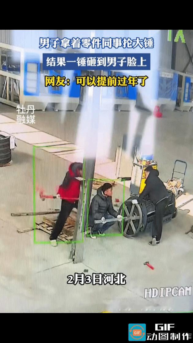 两名男子配合安装轴承，黑衣男子手握工具蹲在地上，红衣男子站在一旁，抡起大锤猛砸工