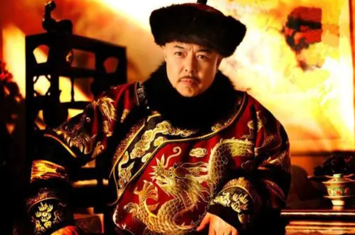 纪晓岚出上联“一笔直通，两扇敞开”，尼姑怒骂，纪晓岚忙说还没写完呢，补了6个字后