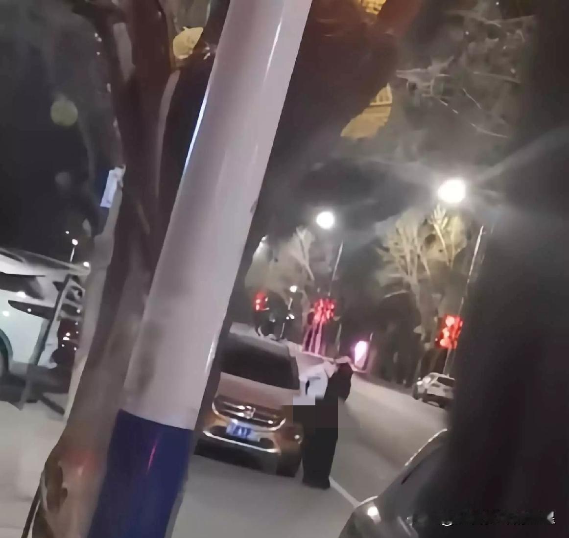 深夜街头惊现“热恋连体婴”？这画面我不敢看！】昨晚保定街头一出好戏上演！一对男