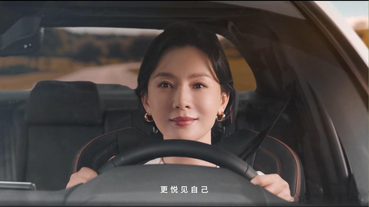 一汽丰田亚洲龙和它的品牌大使陈数,最新的秋冬大片很搭,真的。这姐姐一直是行走的优