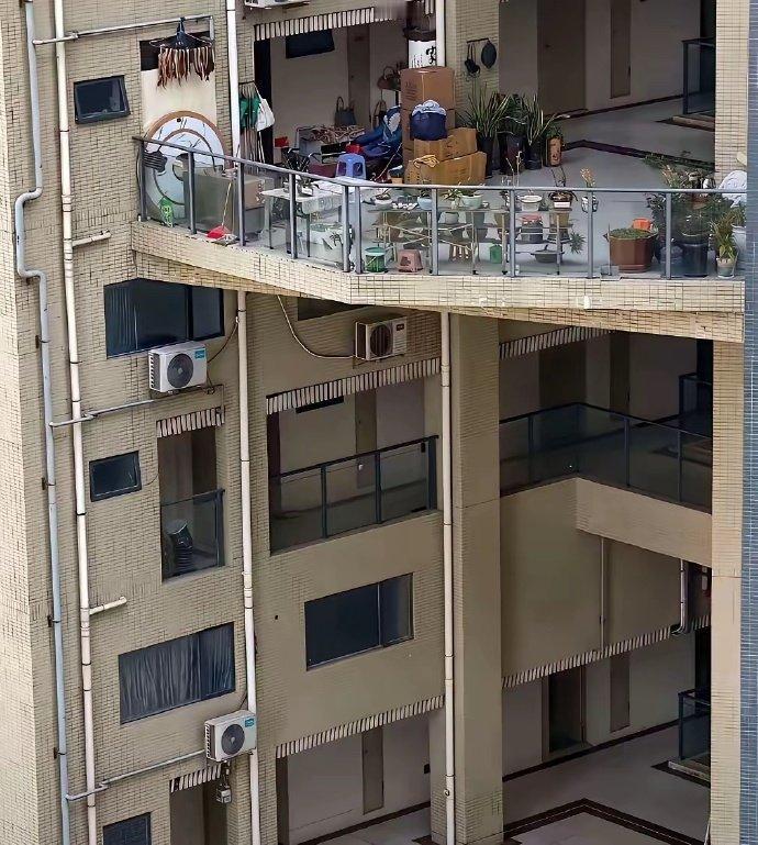 朋友说多花十万买这个区域，大家觉得值不值？就是图里这个超大的悬空露台，说是赠送