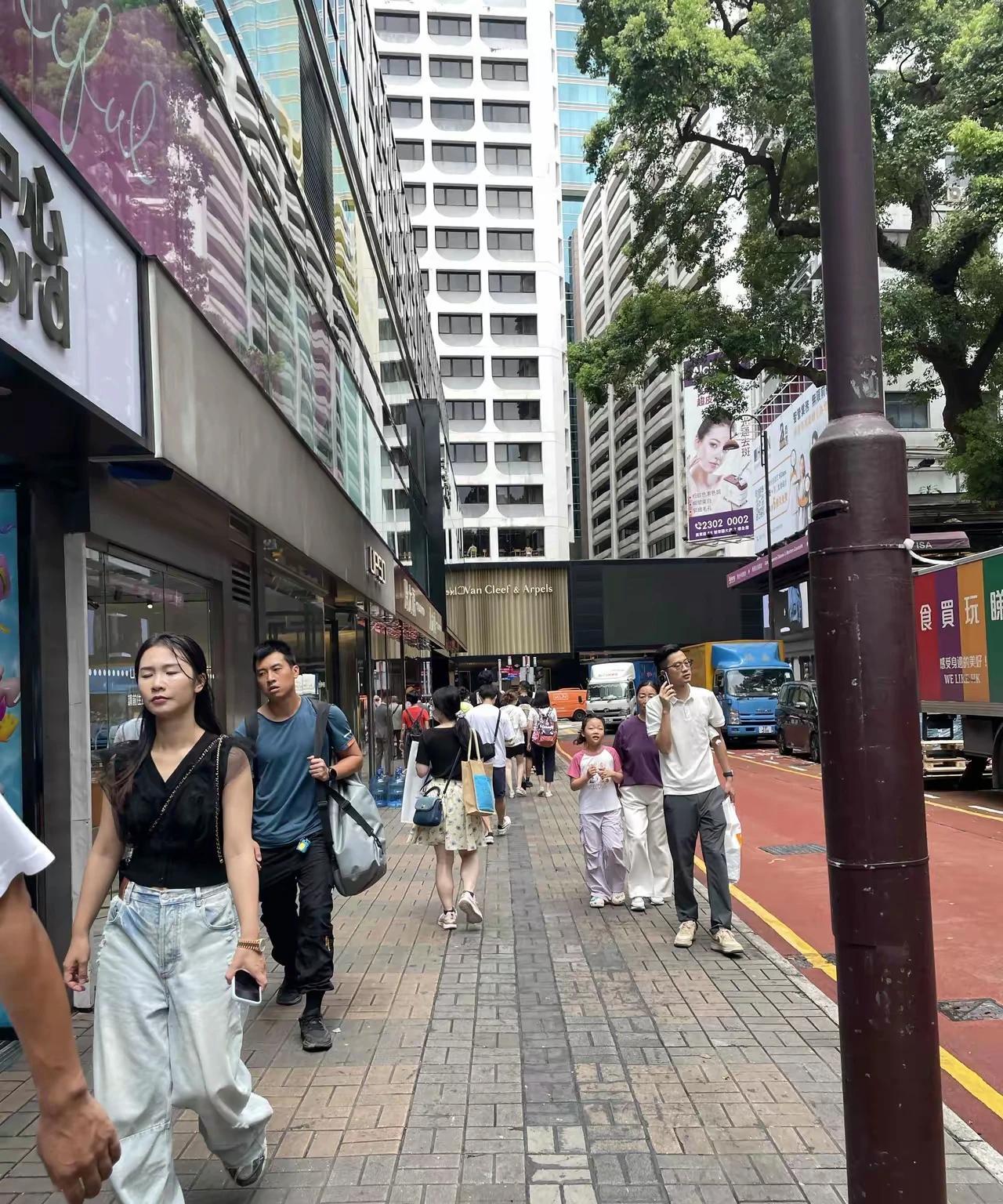 如此清冷的香港英国当年借了辆自行车，还回来一辆法拉利，现在又变成了三蹦子