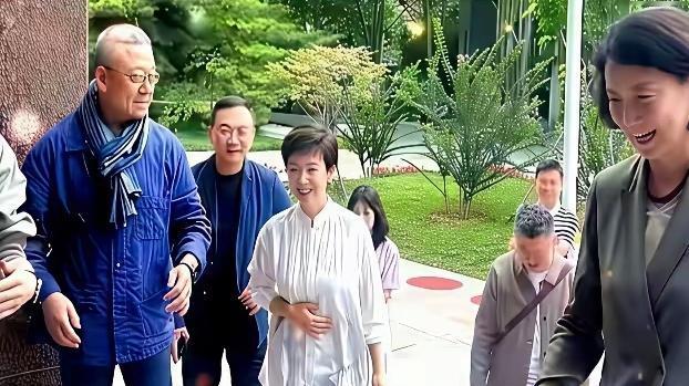 从央视辞职后人生彻底翻盘，嫁给年长十岁的丈夫，坚持丁克至今已经63岁。多年来总