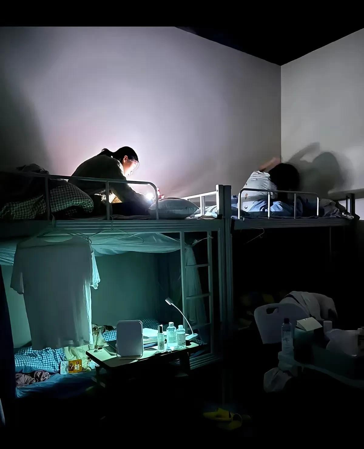 有时候想，为啥现在孩子住不了校？总是在挑剔宿舍条件不好？很简单，以前的孩子，家
