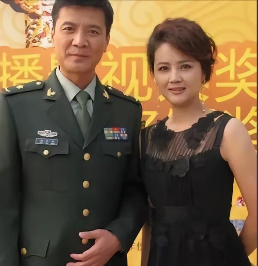 1965年，著名演员刘之冰和茹萍合影，她们俩都是二婚，茹萍带着女儿，刘之兵带着儿