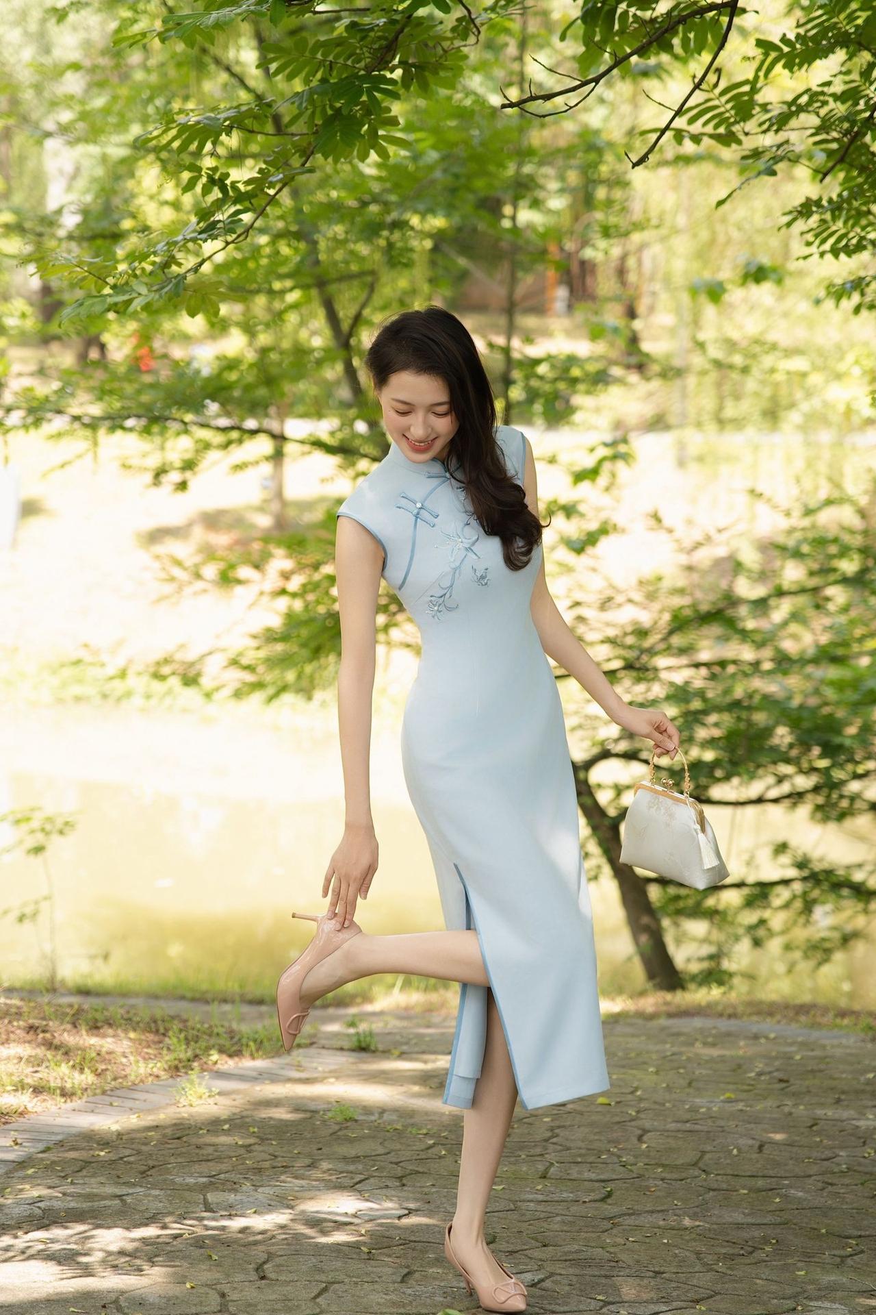 有气质的女人给人什么感觉绿荫漫染初夏，浅蓝旗袍裹着温柔清风，指尖轻触垂落的青穗，