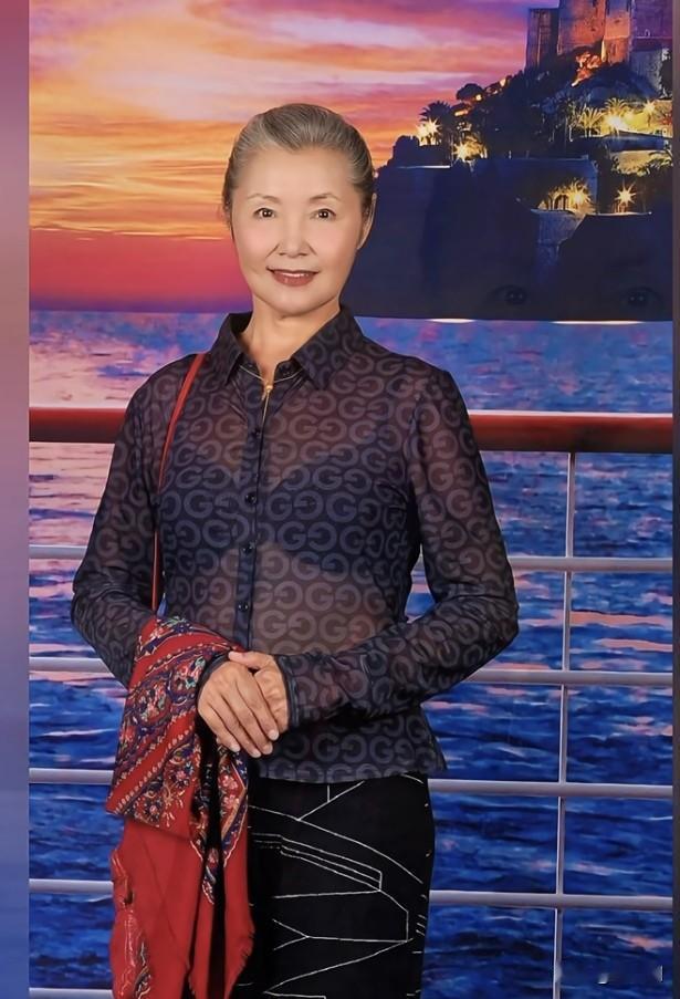 71岁姜黎黎才是越老越优雅的典范，高龄奶奶无惧年龄，活成我们心中的传奇。已至
