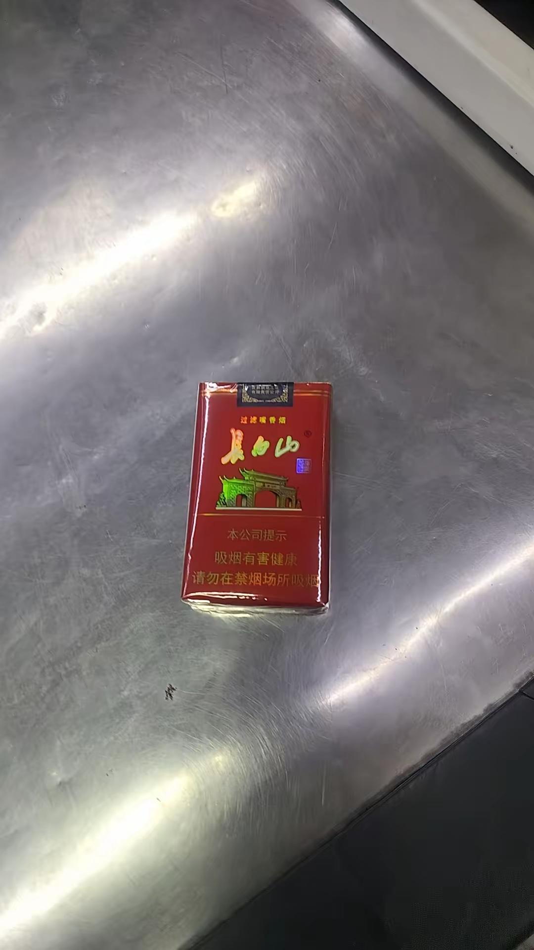 家里来了客人，抽烟该不该迁就妹妹和妹夫昨天来我家，到屋没有五分钟，妹夫就从