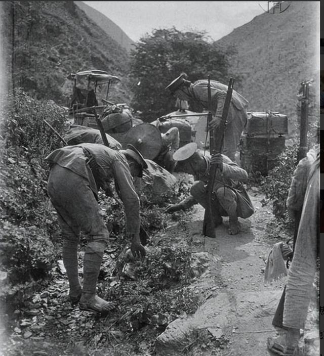 1934年，川军军长郭汝栋在望远镜里看着红军抬着担架过山脊，然后下令全军开饭。这