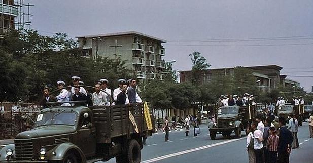 1984年，陈再道正在家中享受宁静时，突然传来敲门声，几名穿着制服的人闯入，说：
