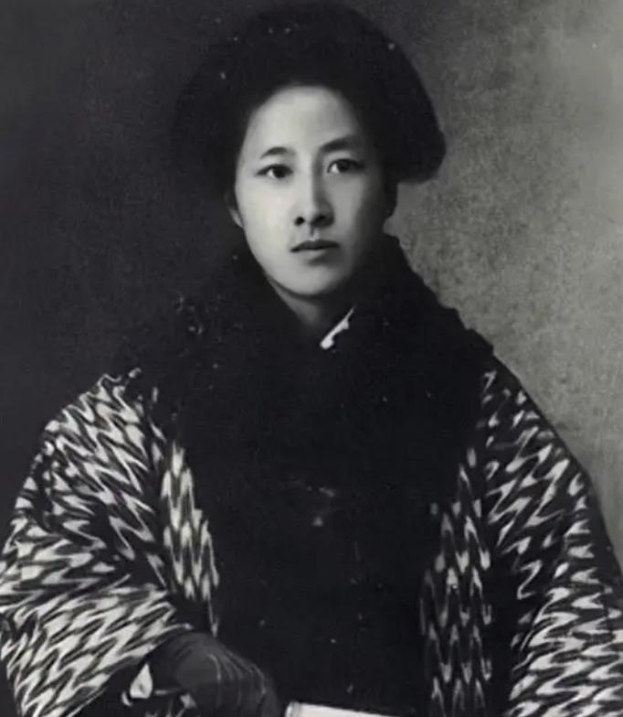 1905年，在日本，30岁的秋瑾和24岁的鲁迅发生激烈争辩。不料，秋瑾从靴筒里拔
