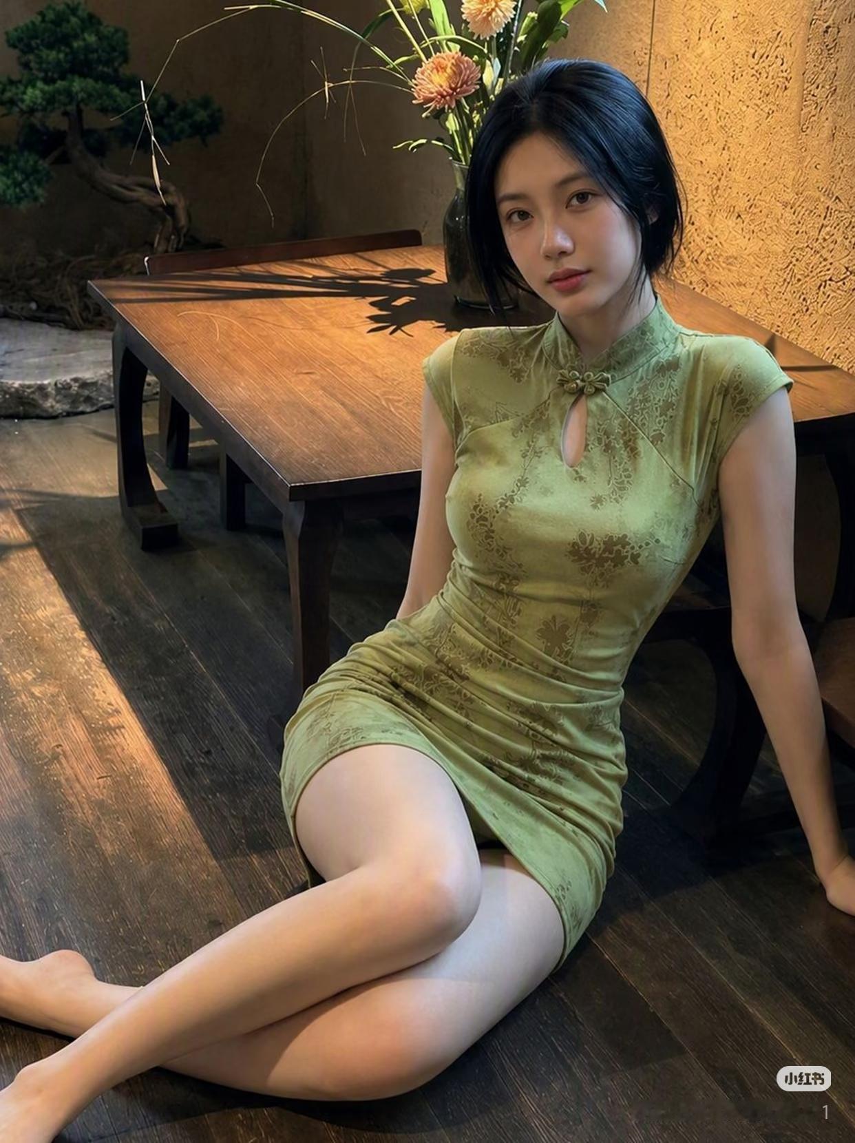 这姑娘坐在地板上，好有气质！