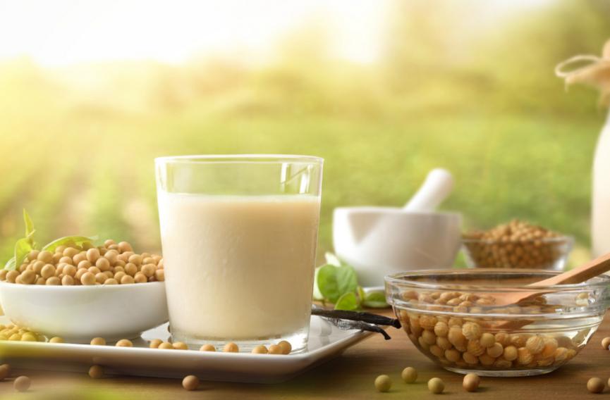 喝豆浆补雌激素？医生提醒：这类人喝多了易患乳腺病清晨的厨房飘着豆香，磨豆机转得