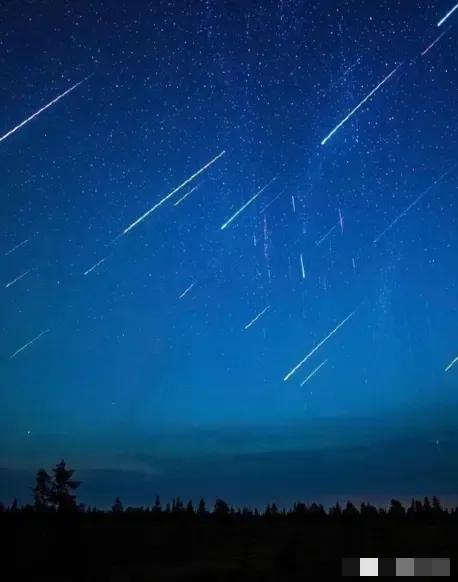 为什么会有流星雨？偶尔看到夜空中划过成群的流星，特别浪漫。而实际上，流星雨是彗星