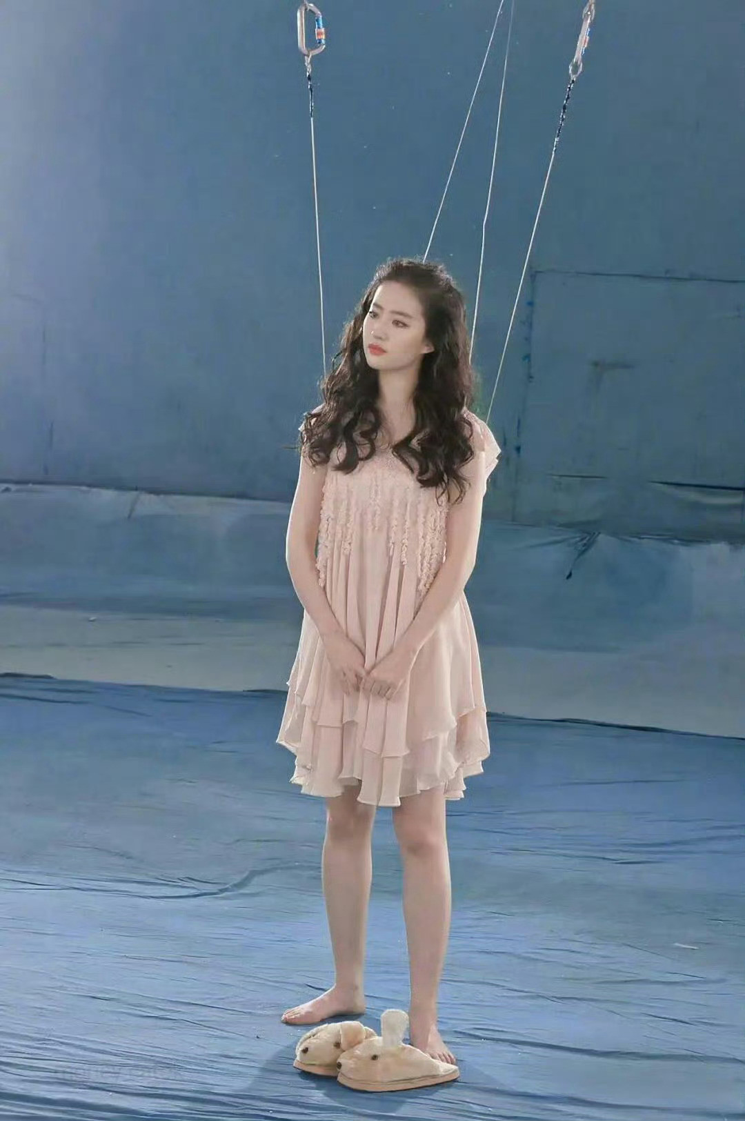 刘亦菲这一幕，好像玩偶娃娃，太美了吧