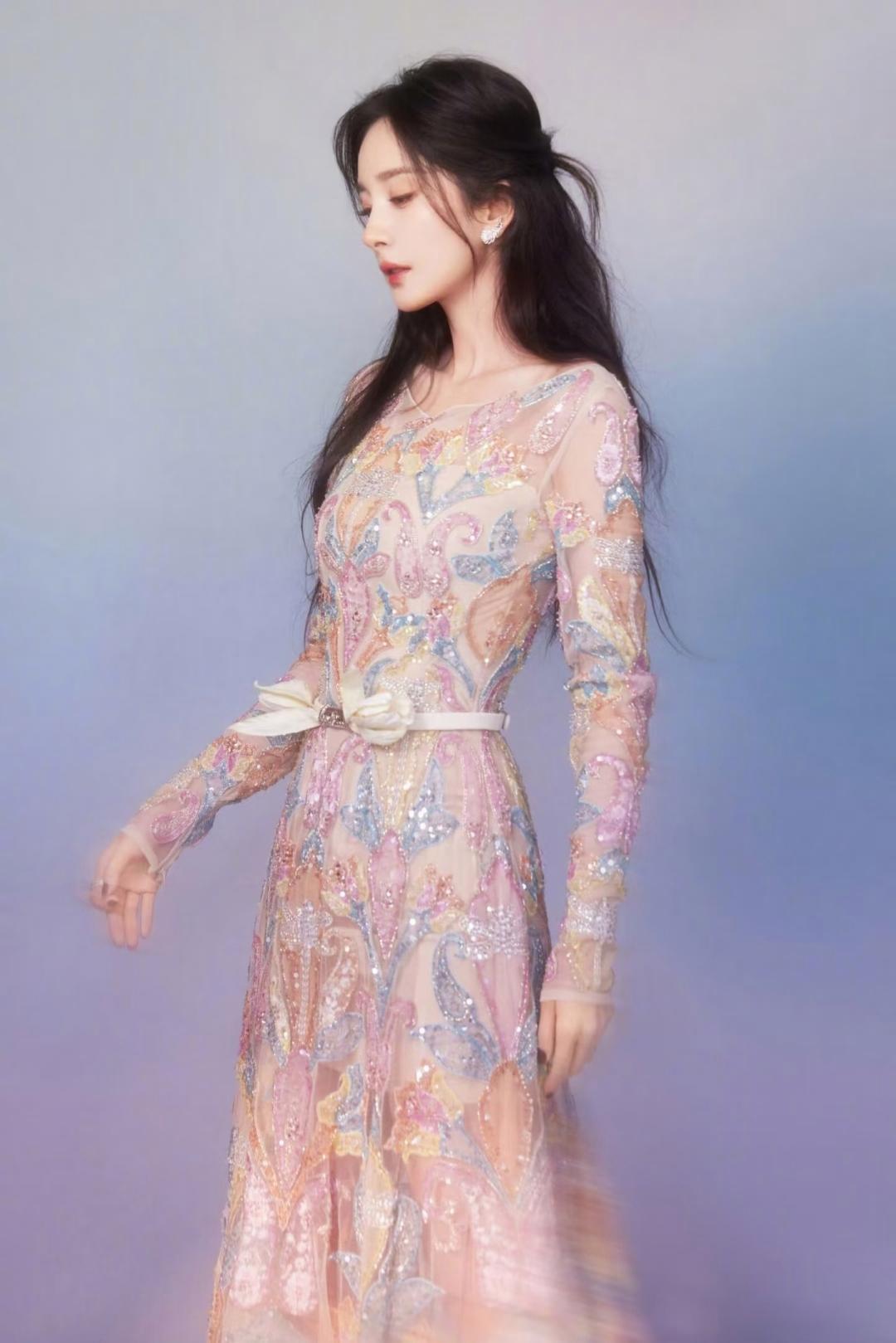 杨幂｜鎏光繁花裙，邂逅春日绮梦在淡粉与浅蓝交织的渐变背景里，杨幂一袭鎏光繁花