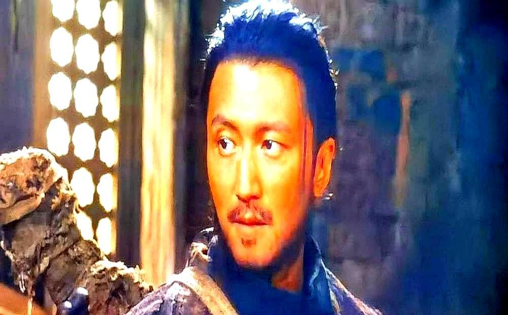 吴京当着全剧组的面，给李连杰鞠了个90度的躬：师兄，求你出山！你别以为是流