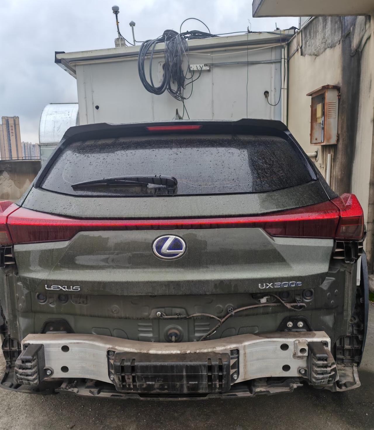 同事的雷克萨斯，后保险杠被剐蹭了，拆了去喷漆，拍了两张照问我，这小车后防撞梁对