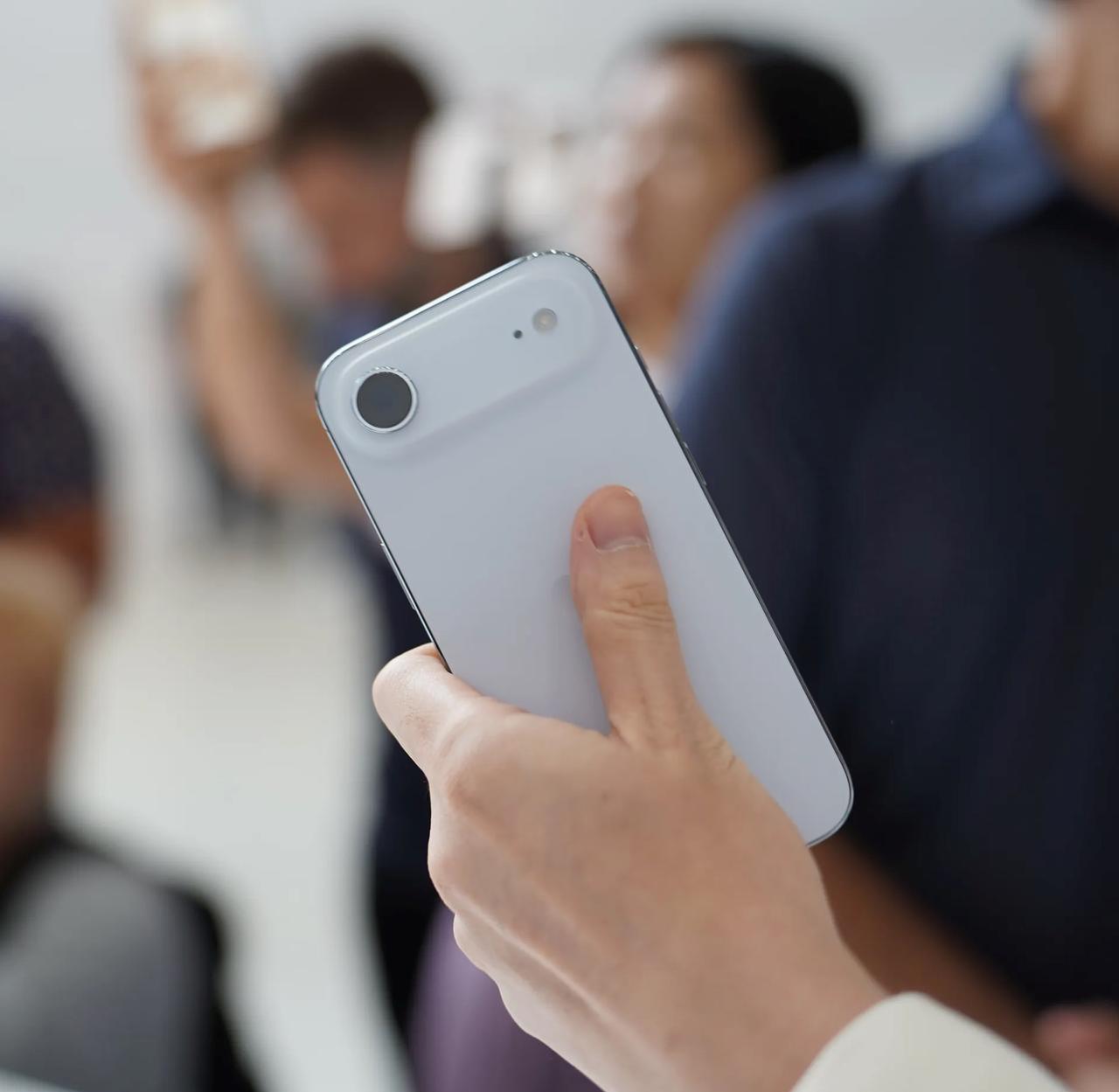 18Pro系列爆料过了，又爆料iPhoneAir2由于太薄，没有用上屏下