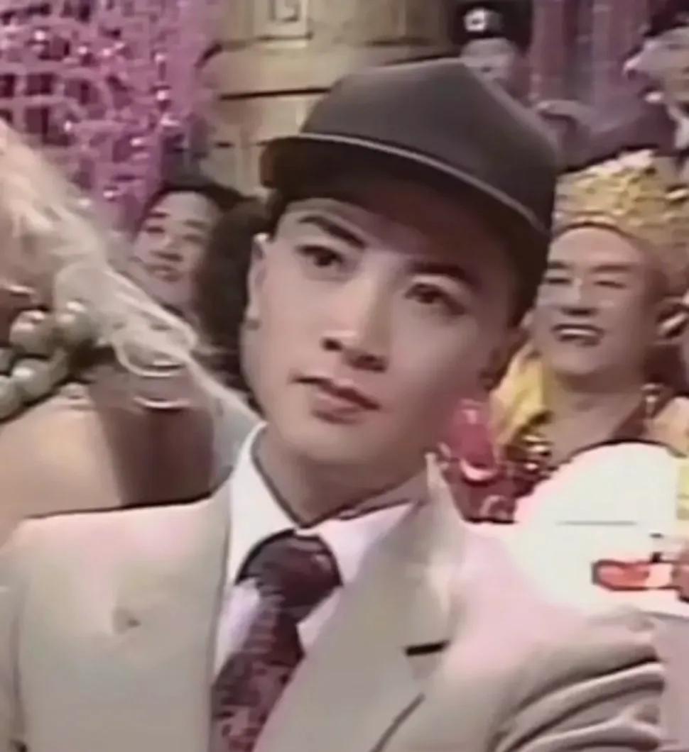 看到1987年春晚观众席的迟重瑞，才懂陈丽华为啥会对他一见钟情！一身卡其色西装配