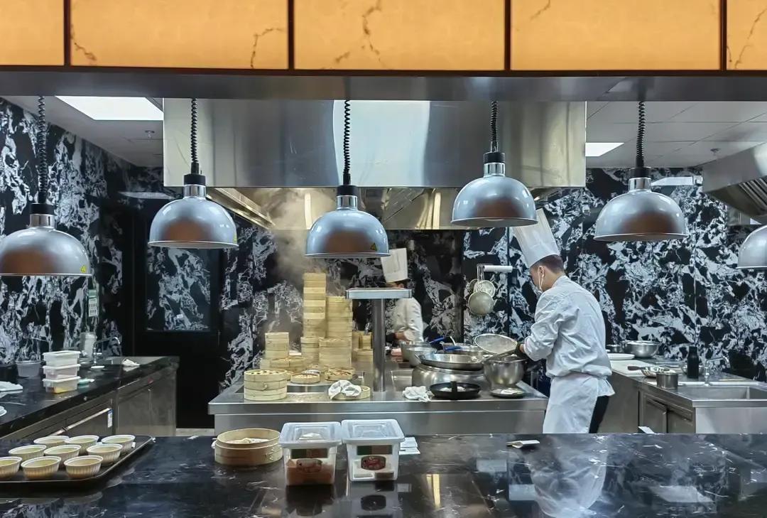 阳澄湖大闸蟹标价二百八一斤我当场愣住，老板悄悄补一句“过水蟹泡三天就算本地货”我