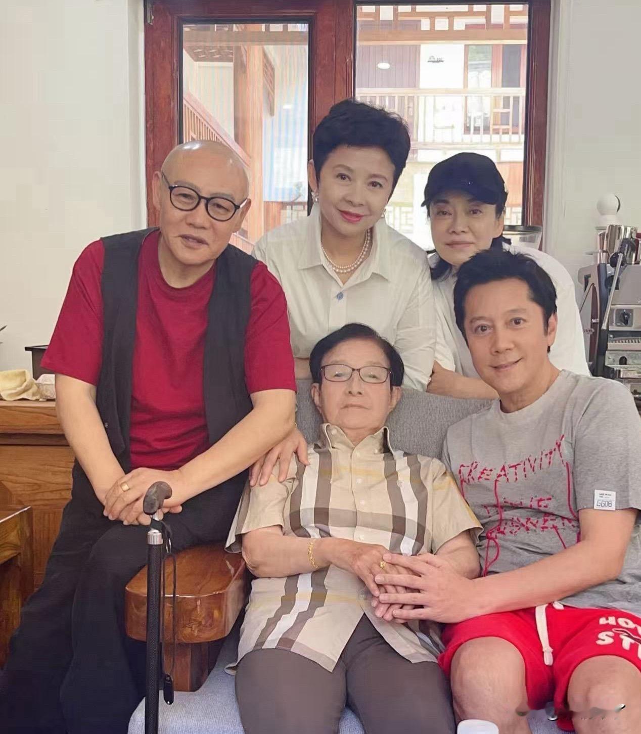 歌唱家董文华、蔡国庆、毛阿敏、苏红、李杰、汪正正齐聚一堂，探望恩师谷建芬先生，一