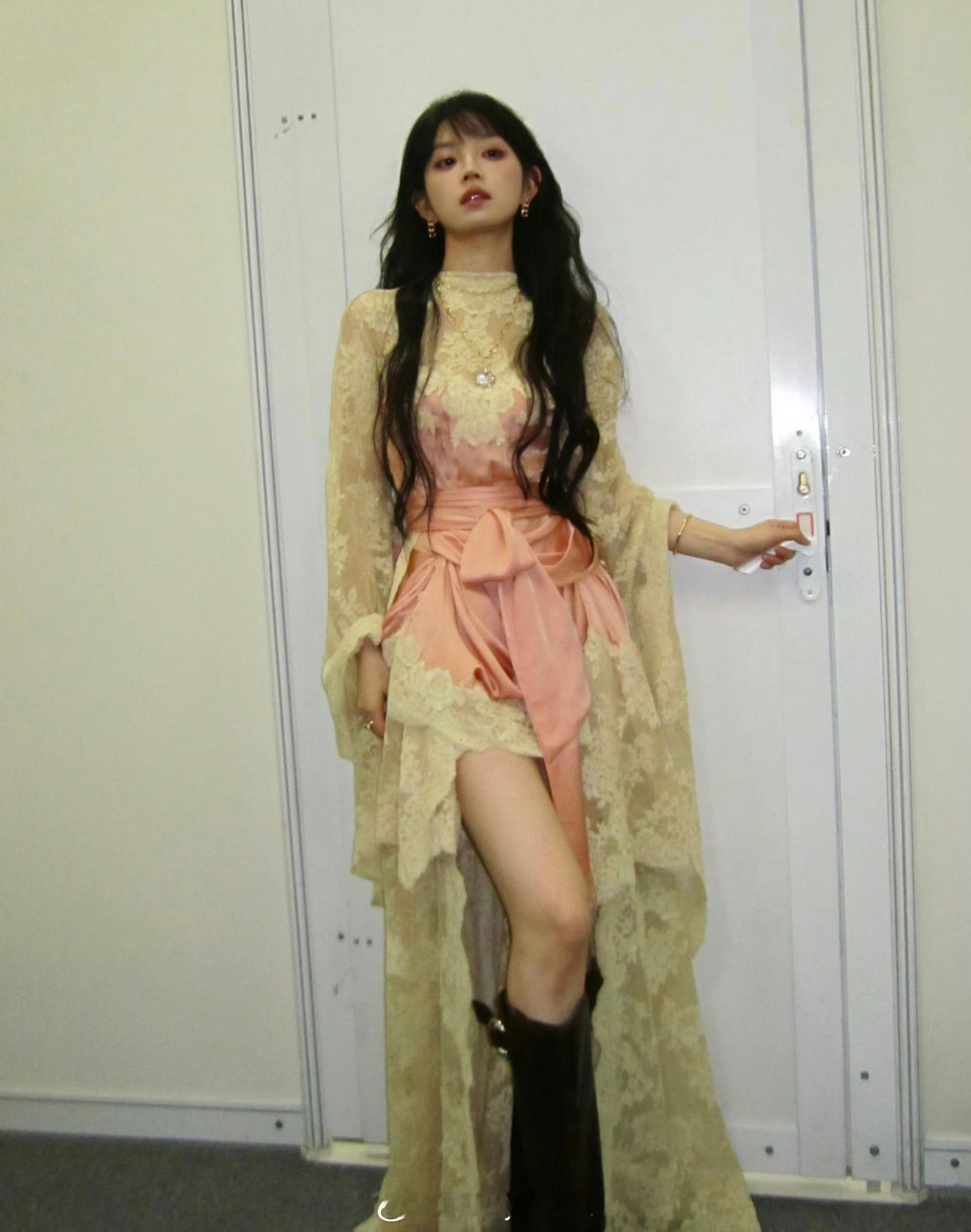 田曦薇、鞠婧祎、徐若晗撞衫同款礼裙，而且都是近期内的活动营业，也太尴尬了……