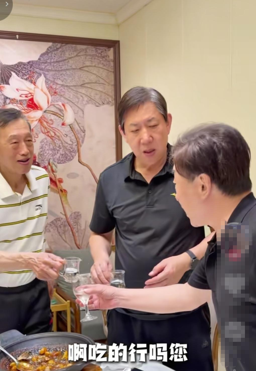 天津女排教父王宝泉来到了一家餐厅用餐！王宝泉精神依然是那么的棒！非常谦逊！作为天