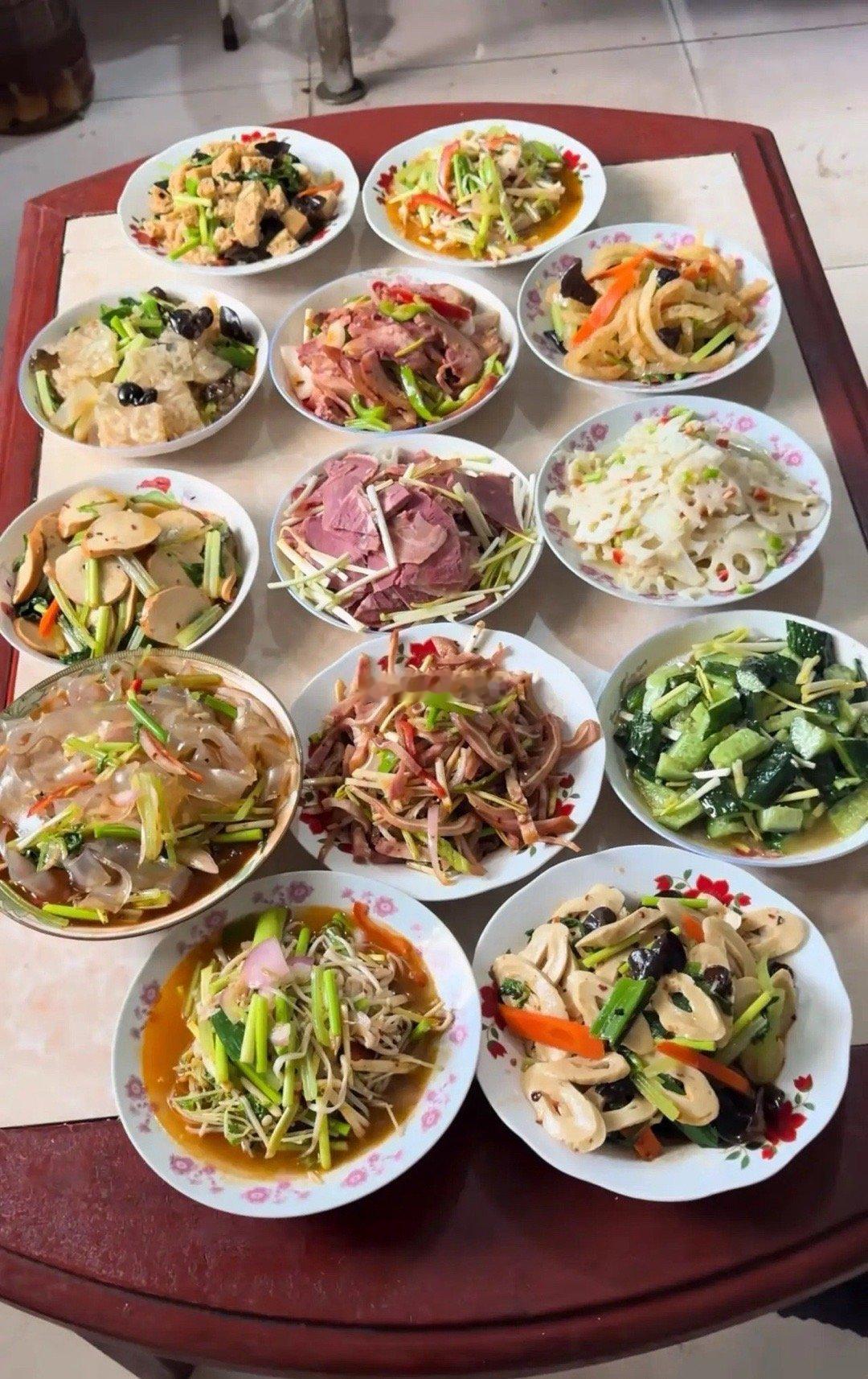 请问这一桌是哪里的菜系？