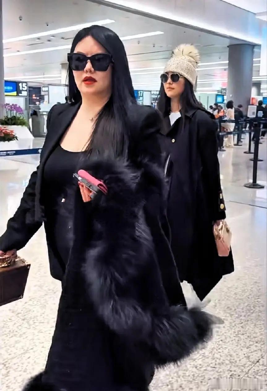 李湘王岳伦现身机场，王岳伦拉着行李箱，估计是送娘俩儿出国的！有一说一，这家人真的