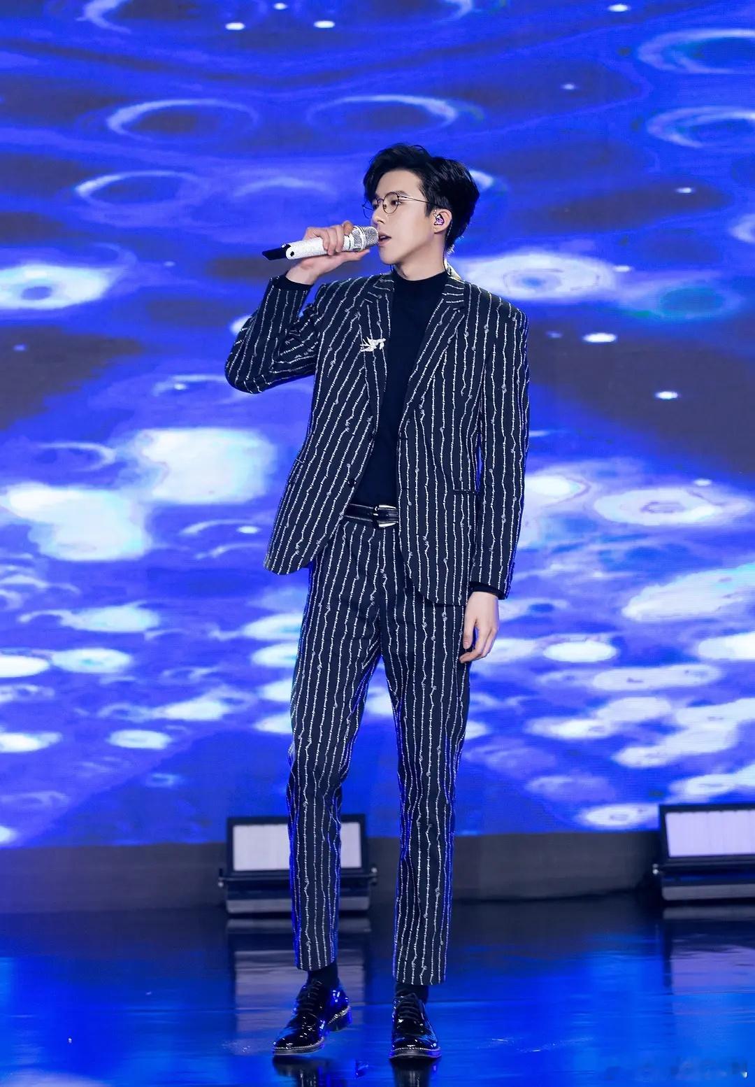 刘宇宁说买不起房是认真的吗？刘宇宁现在算头部艺人，片酬怎么也有1000多万吧？他