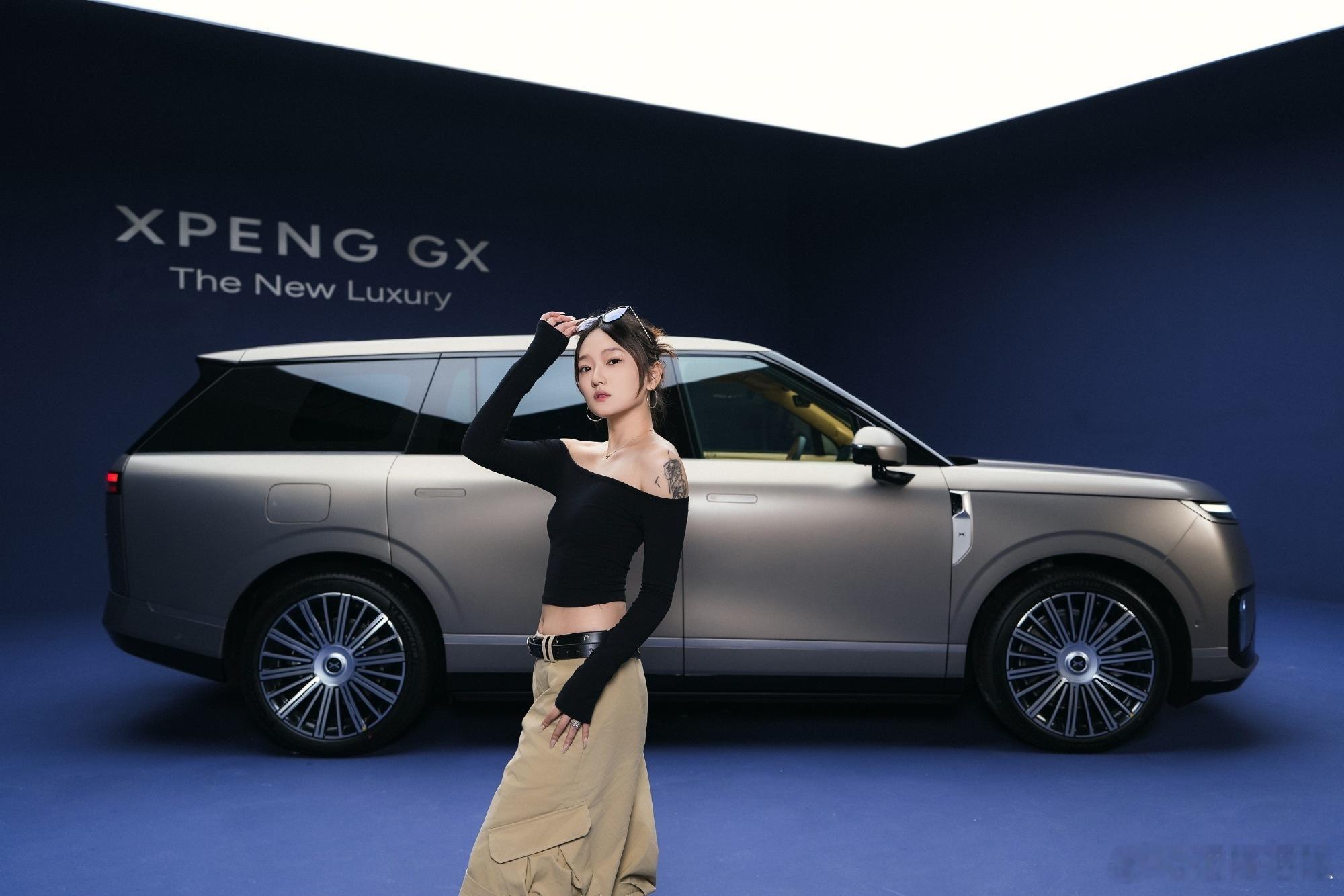 官方放出了小鹏GX首组人车美图。修长侧身线条，悬浮车顶设计，平整无遮挡车窗，侧面