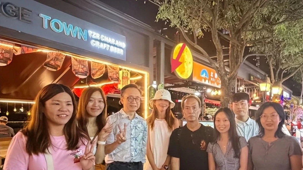 蔡少芬吃大餐被偶遇！皮肉松垮皱纹横生，眼窝凹陷不敢认​