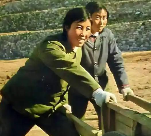 1980年，33岁的郭凤莲正在地里忙活，却突然被人叫党支部办公室，上级来人宣读调