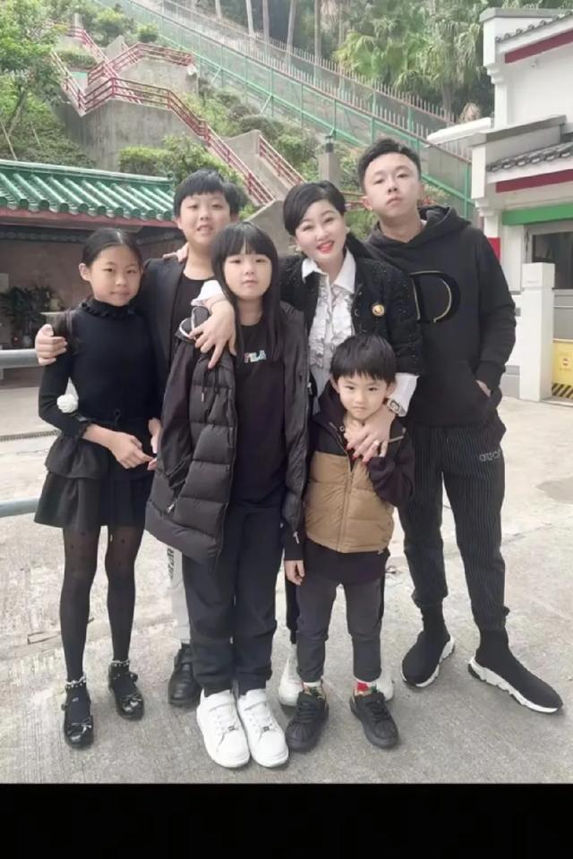 蔡天凤母亲不算娇小，生得蔡天凤却如此娇小，蔡天凤没有遗传到她母亲的身材。