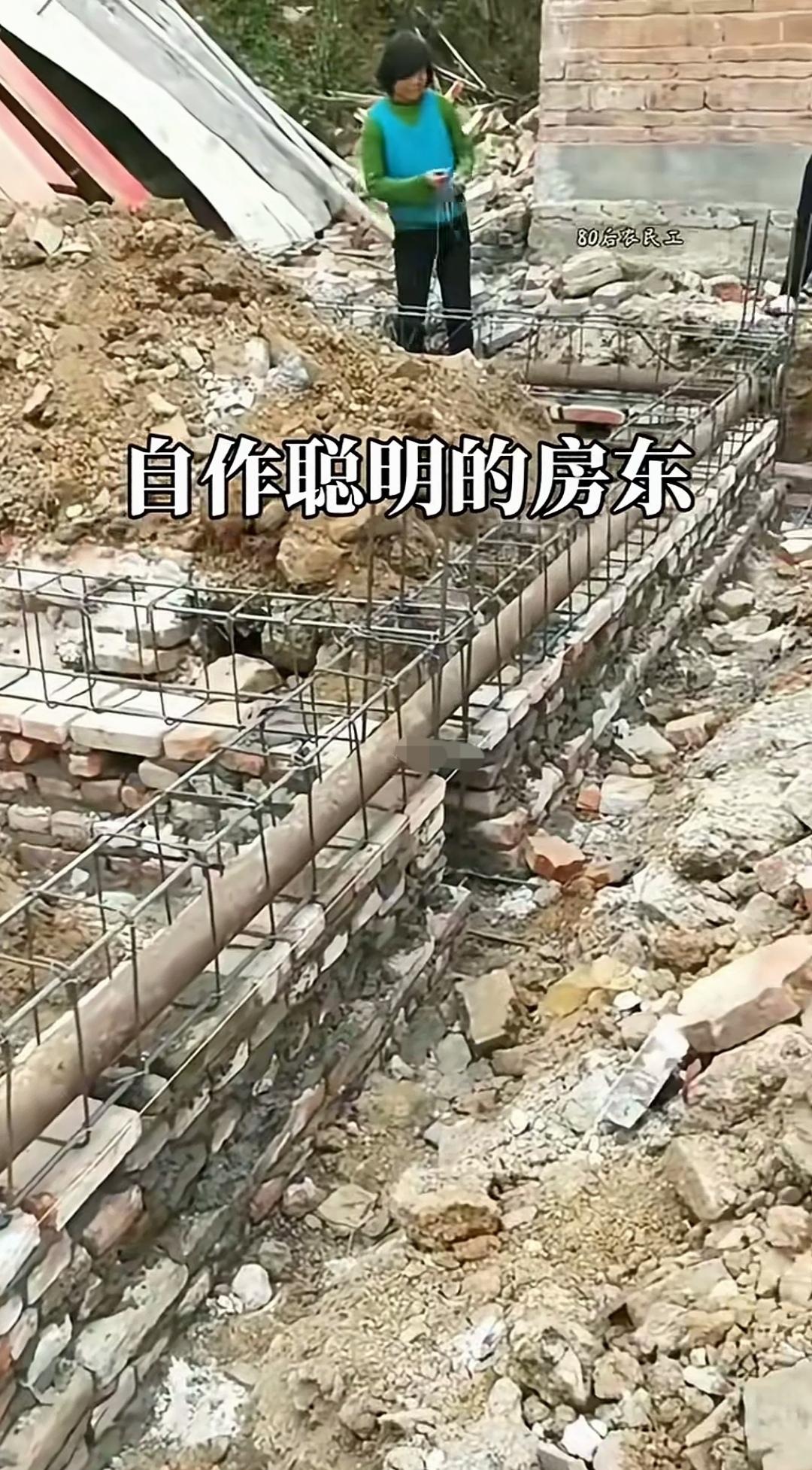 真让人好奇！房东为何要把长铁管穿进地梁呢？实在不知该如何评价这位房东。地梁钢筋