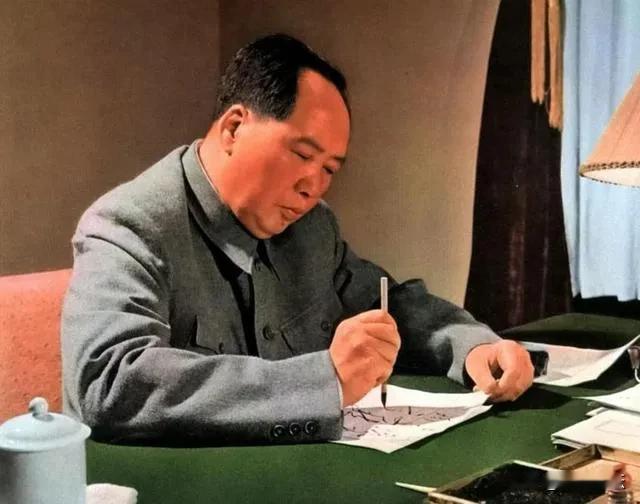 中国的历史经验证明：按照毛主席指明的道路前进，不会错。按照毛主席说的去做，就不会