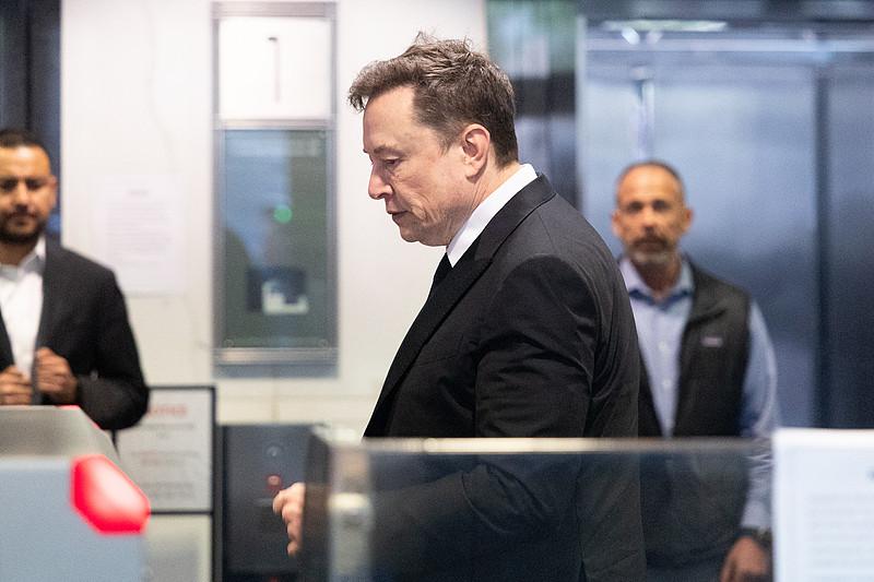 马斯克卡里一分现金都没存，全靠贷款度日之前刷到马斯克身价破万亿的消息还