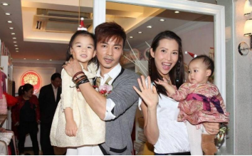 在节目里，主持人好奇地问蔡少芬，“怎么在香港住得这么差，只有80多平？”谁知，蔡