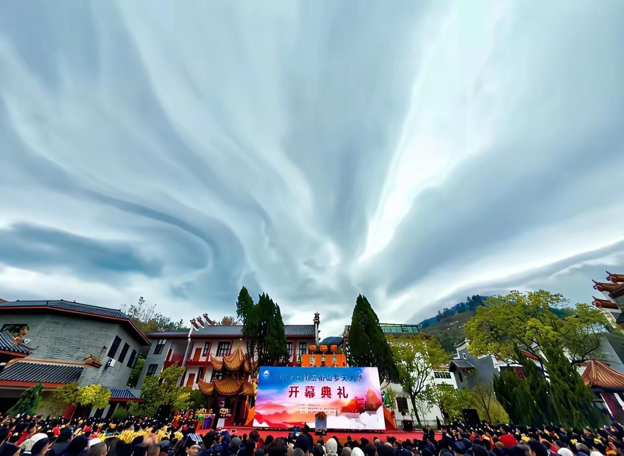 今日运势：乙巳年丁亥月己亥日2025.11.26日鼠：利于合作共赢牛：