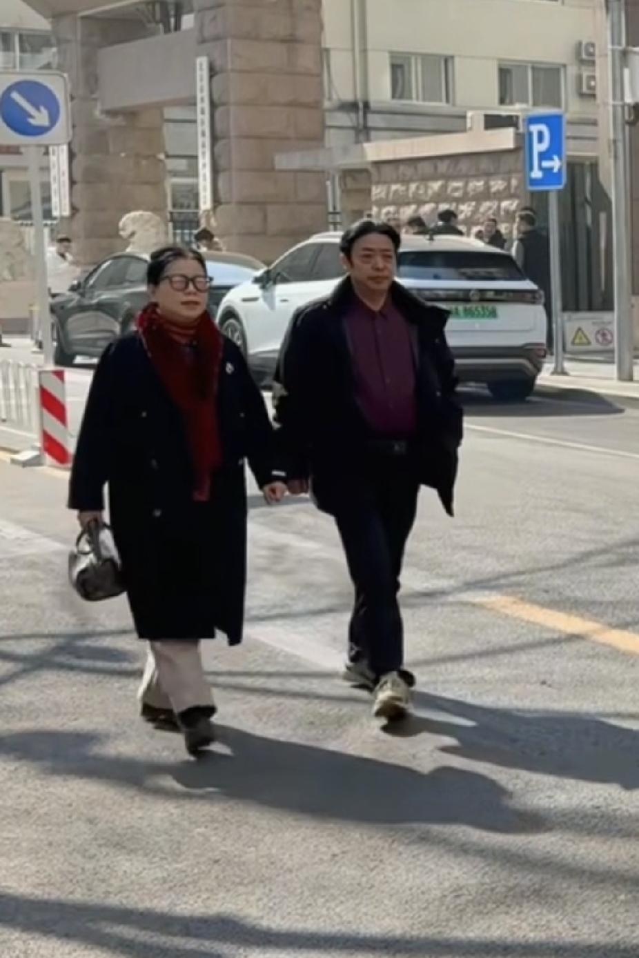 柴桑大姐直播透露：昨天对方又有人去江九骚扰许妈！大姐说，他们又去江九了，还是