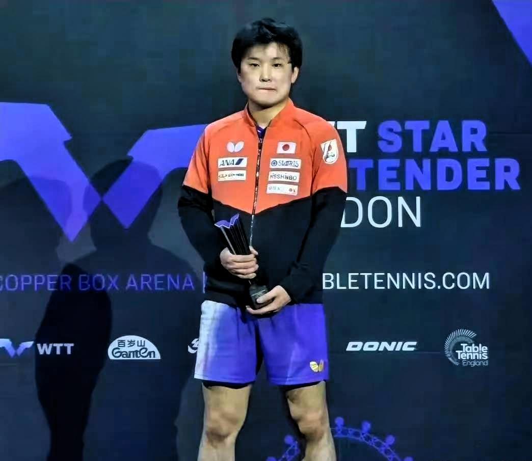 一只斗败的了的鸡，张本智和垂头丧气捧着杯！伦敦球星挑战赛上的冰火两重天，堪称